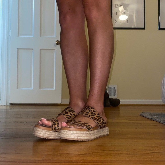 DRESS UP BOUTIQUE CHEETAH PRINT SANDALS- women’s size 8.5 - Picture 4 of 4